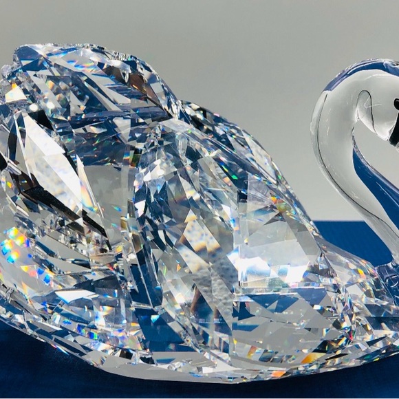 Swarovski graceful swan  brand new in box w/COA - Picture 2 of 5